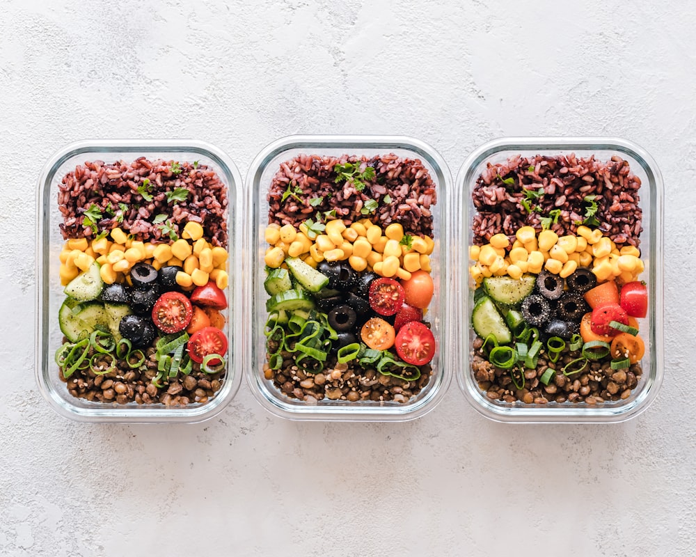 Femeie sănătoasă și frumoasă la 40+ ani gătind o masă nutritivă